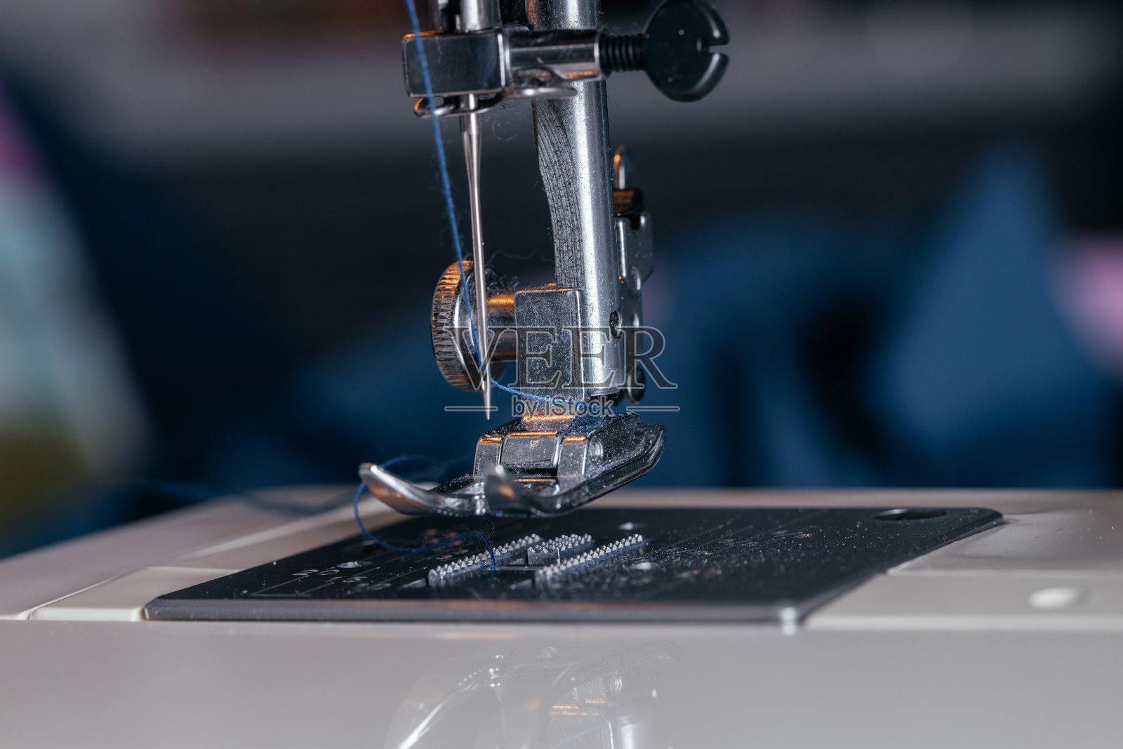 缝纫机和缝纫针工作室的特写。宏照片摄影图片