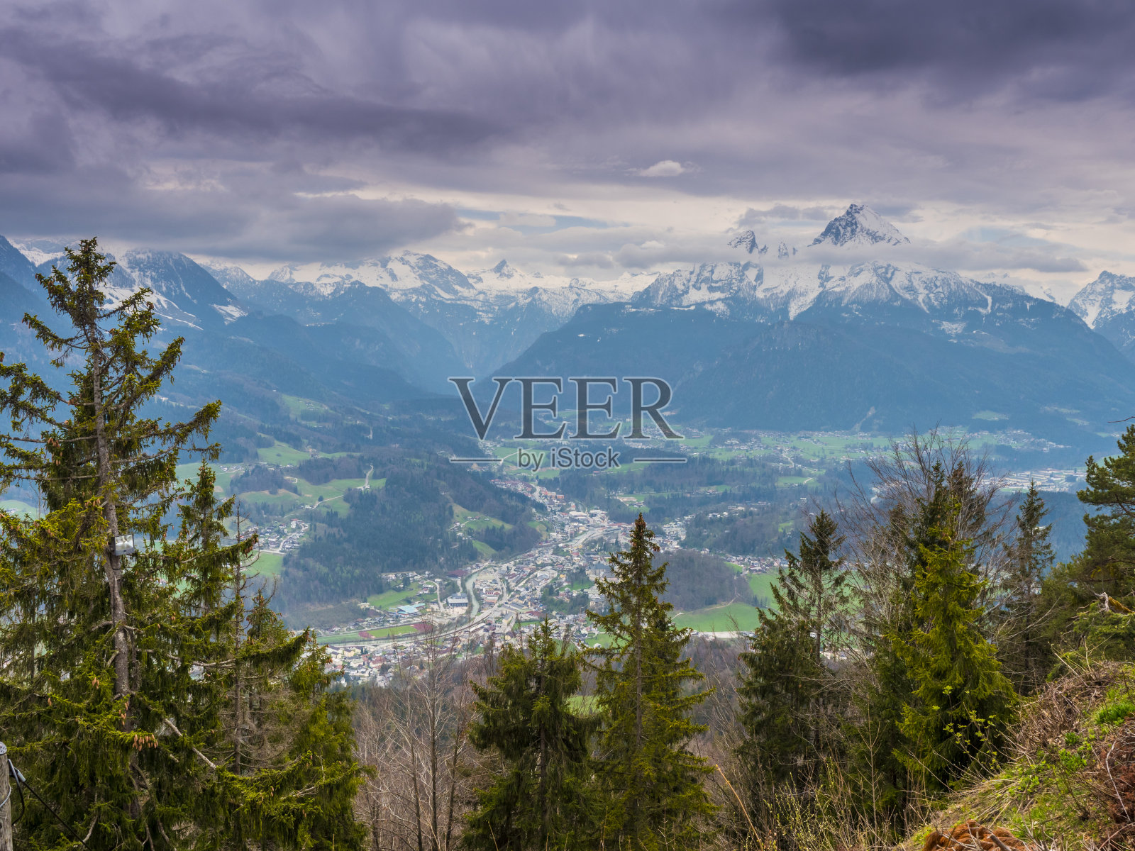 在多风多云的天气和阳光下，瓦茨曼拍摄的贝希特斯加登山脉全景图。照片摄影图片