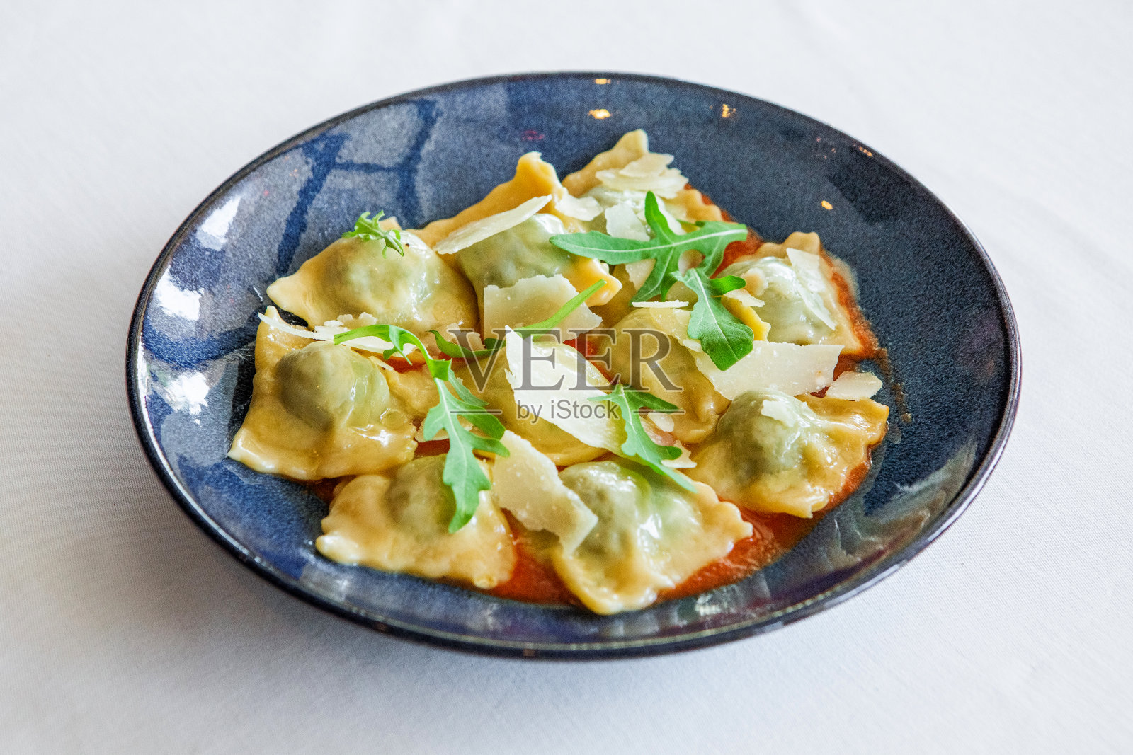 饺子戈扎肉菜配芝麻菜照片摄影图片