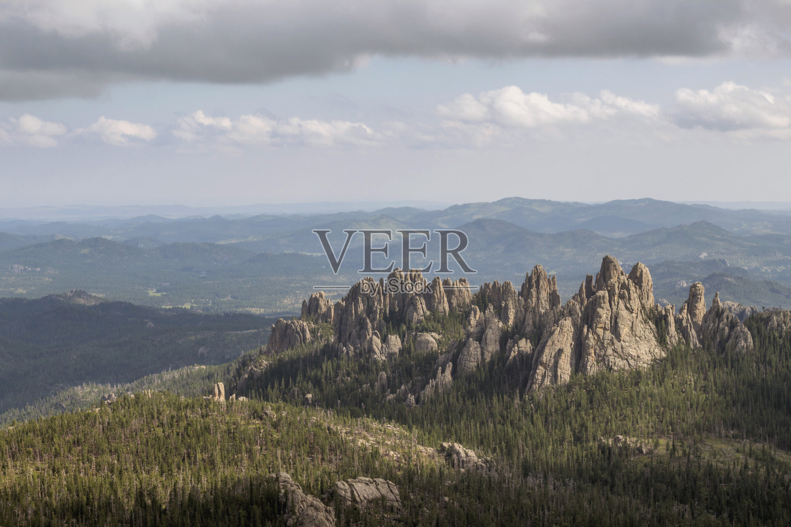 南达科他州布莱克山的大教堂尖顶形成的引人注目的景观照片摄影图片