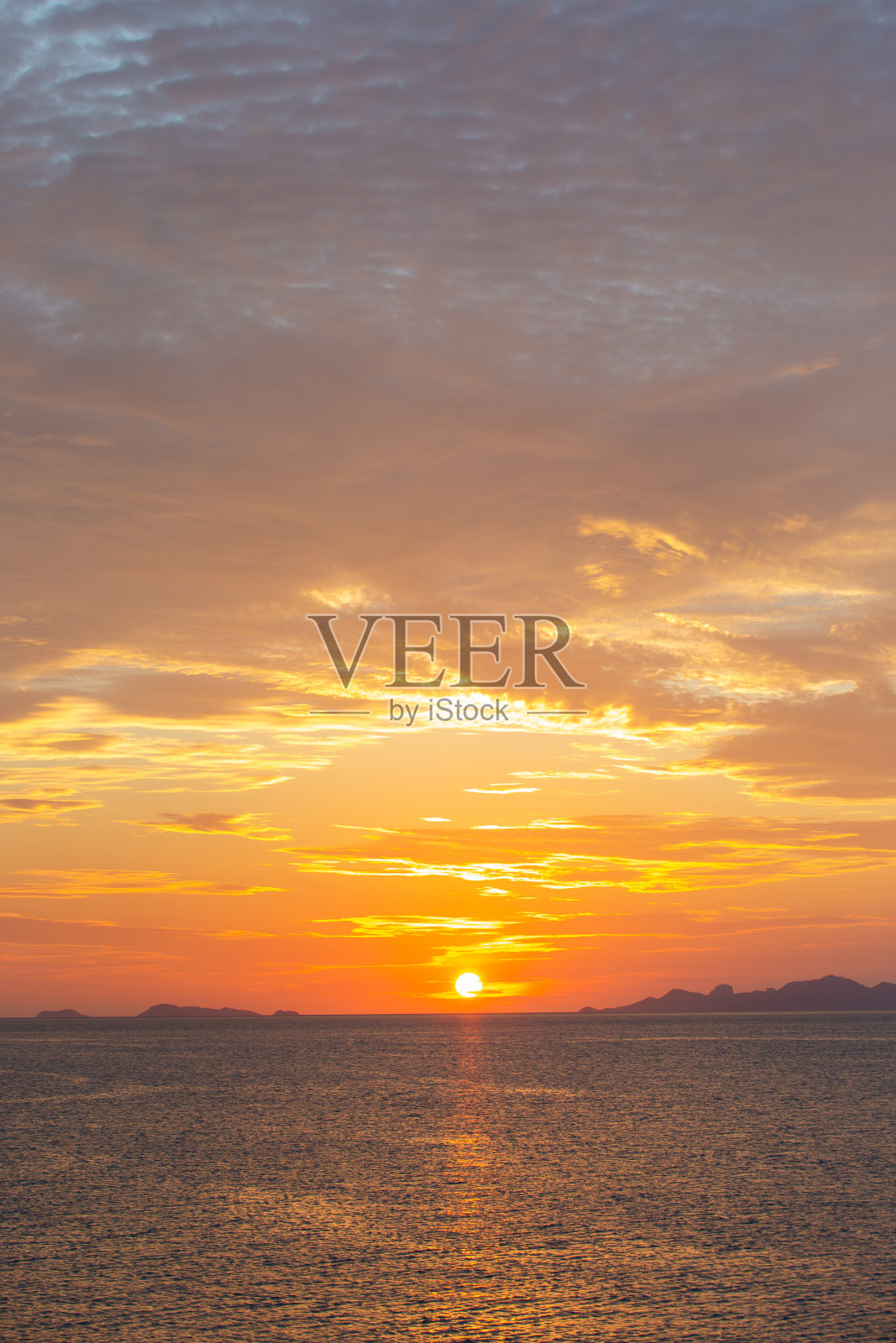 桑赛特的天空有彩云，没有鸟儿照片摄影图片