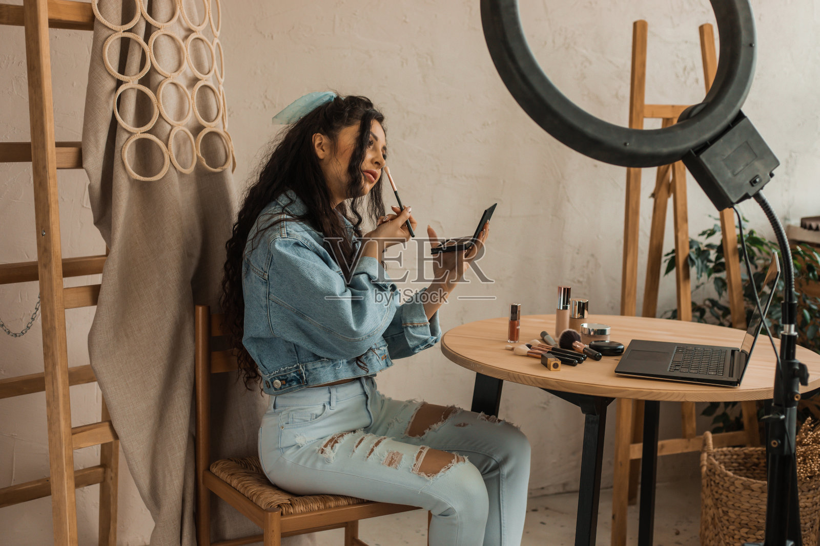 流行博主年轻女子现场化妆。博客和社交媒体的概念照片摄影图片