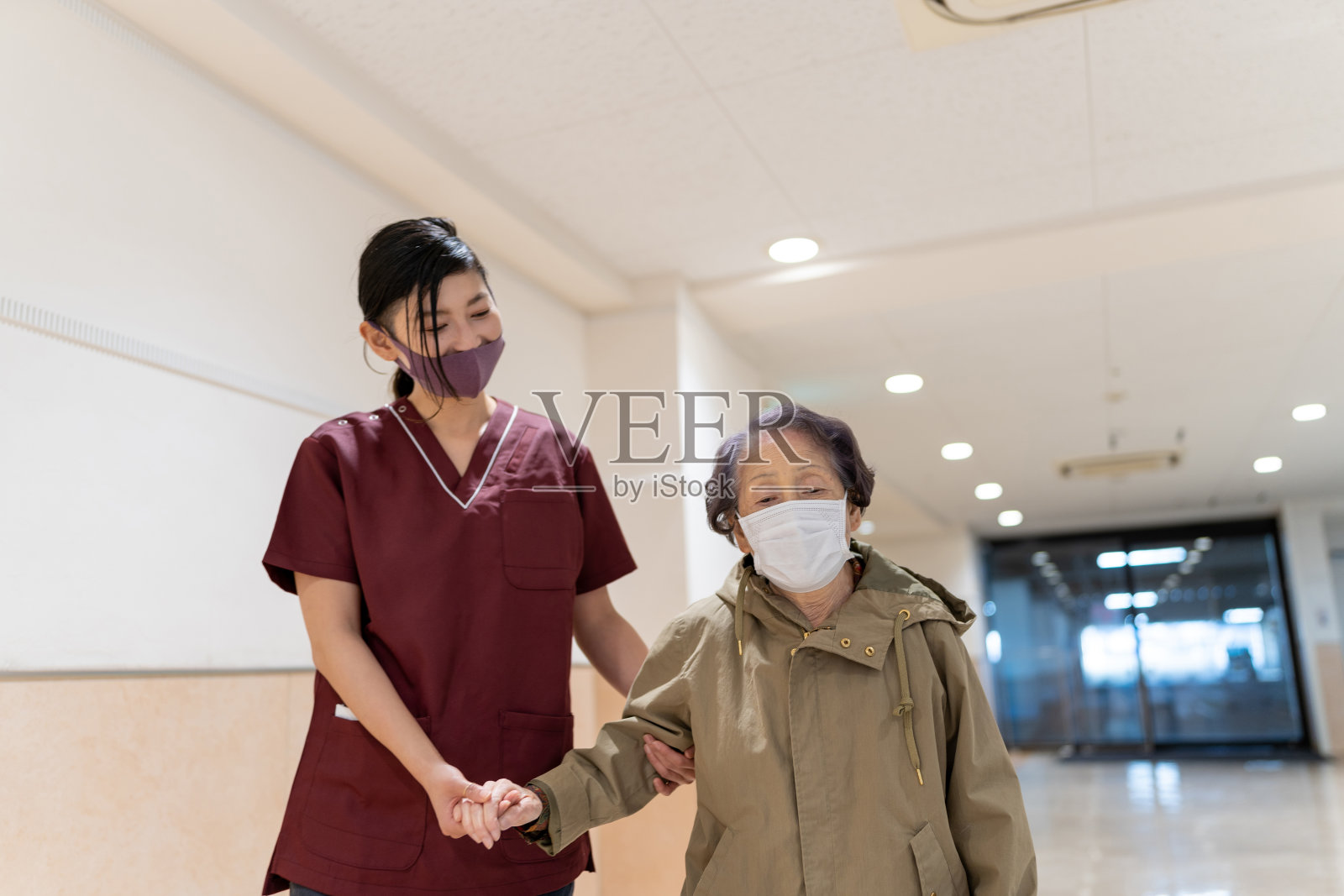 亚洲资深护理人员照片摄影图片