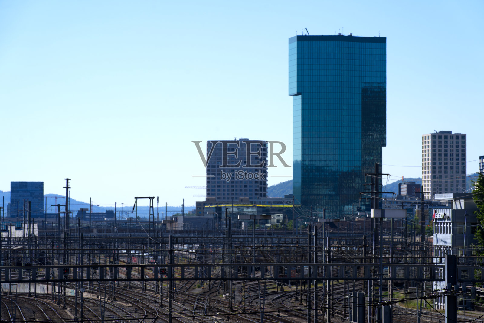 在春天一个美丽的星期天，苏黎世市的田径和现代摩天大楼的全景。照片摄影图片