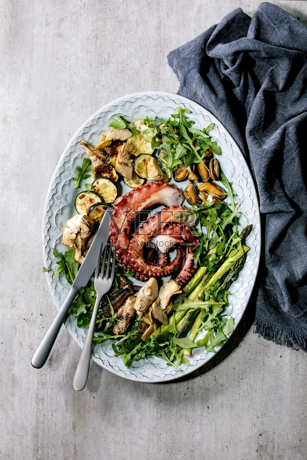 烤章鱼、沙丁鱼和贻贝的触须照片摄影图片