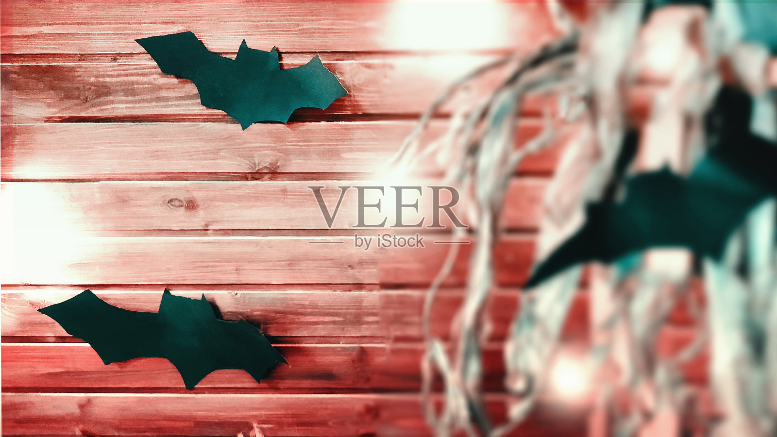 房子黑暗的内部装饰万圣节的蜘蛛网和蝙蝠。黑色，白色的万圣节装饰以木材为背景。创意装饰的派对室内。照片摄影图片