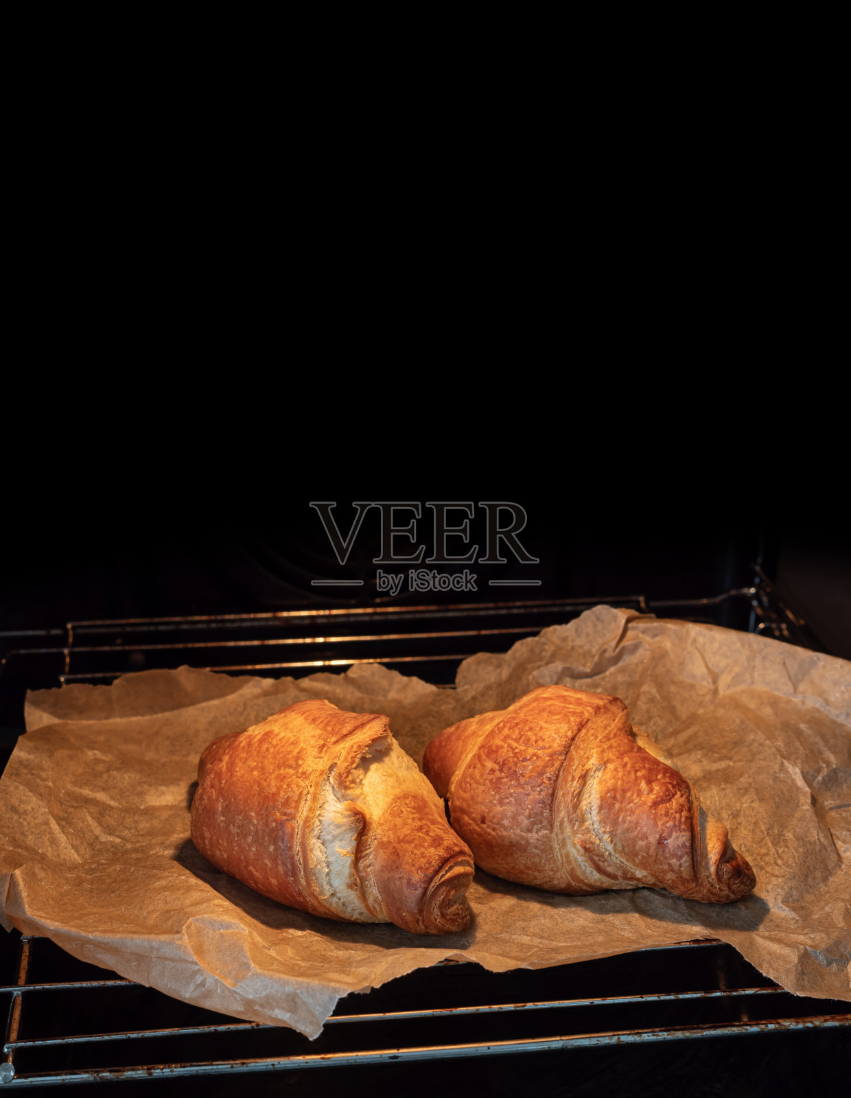 在烤箱中烘焙手工羊角面包。烹饪食物。本空间照片摄影图片