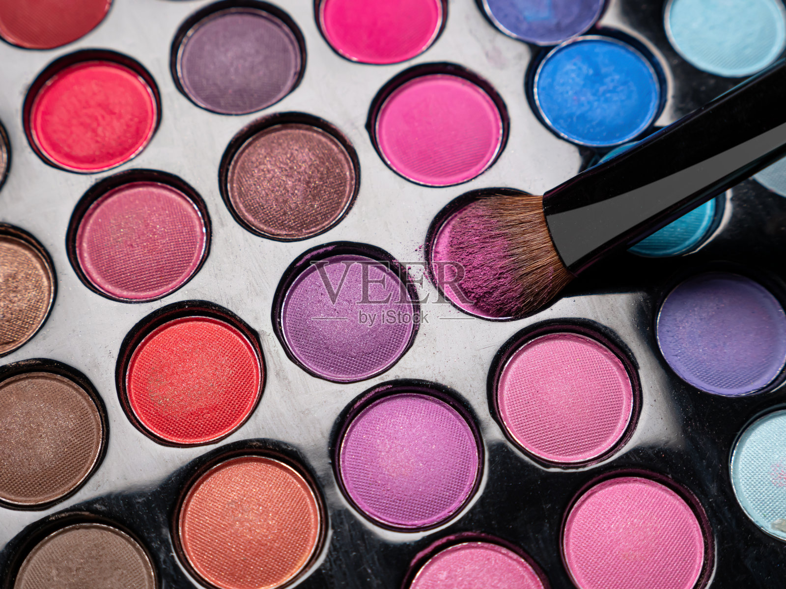 专业的化妆眼影调色板和刷子为化妆师照片摄影图片