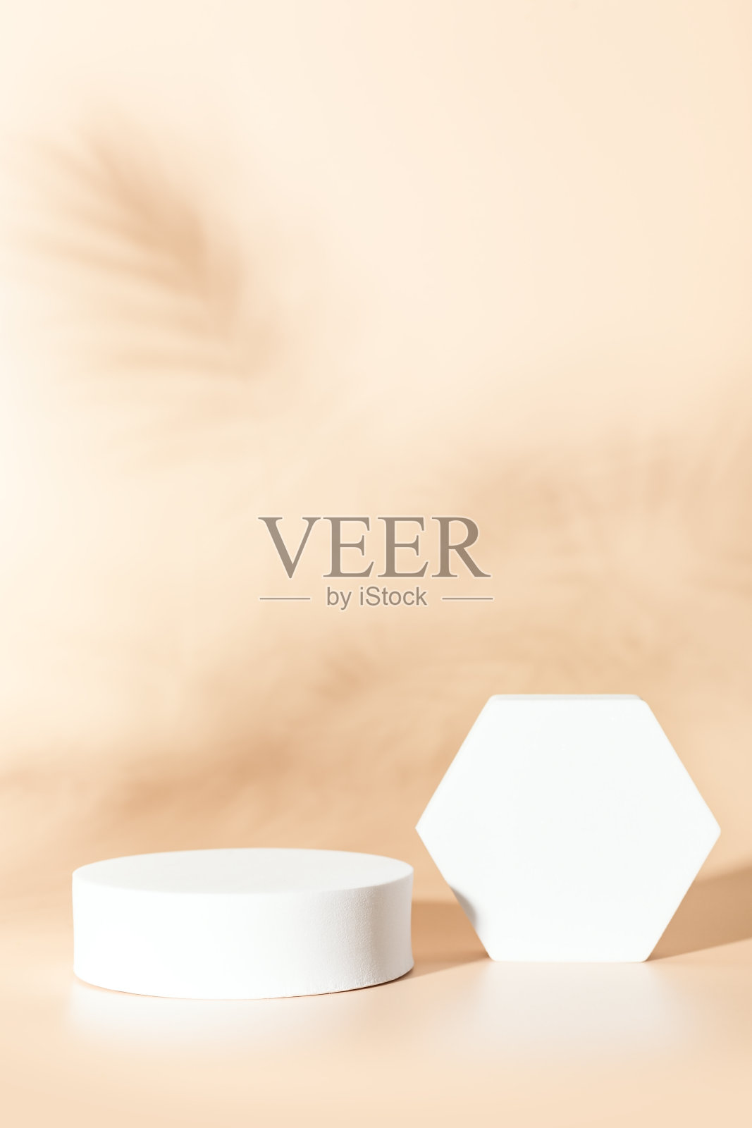 在中性色背景上展示产品的空白平台照片摄影图片