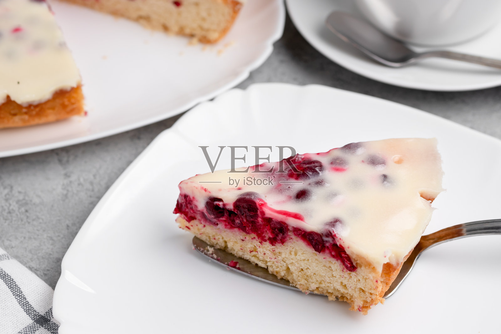 自制小红莓和酸奶油蛋糕。靠近一块馅饼照片摄影图片