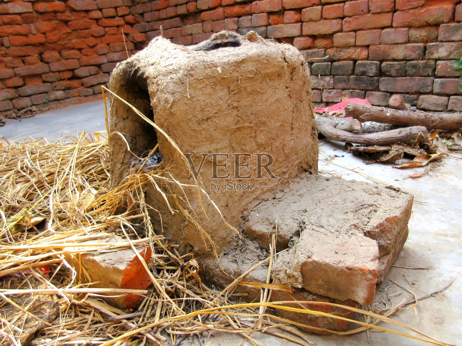 自制土炉，一个泥炉是一个火箱，包围了一个土块通常由沙子和粘土照片摄影图片