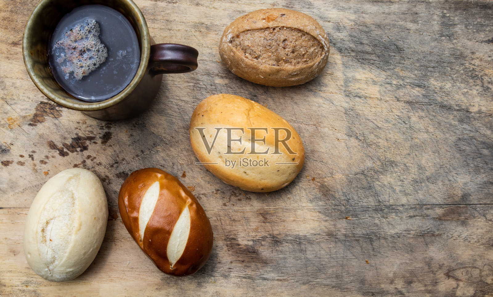 新鲜的面包和咖啡放在木板上照片摄影图片