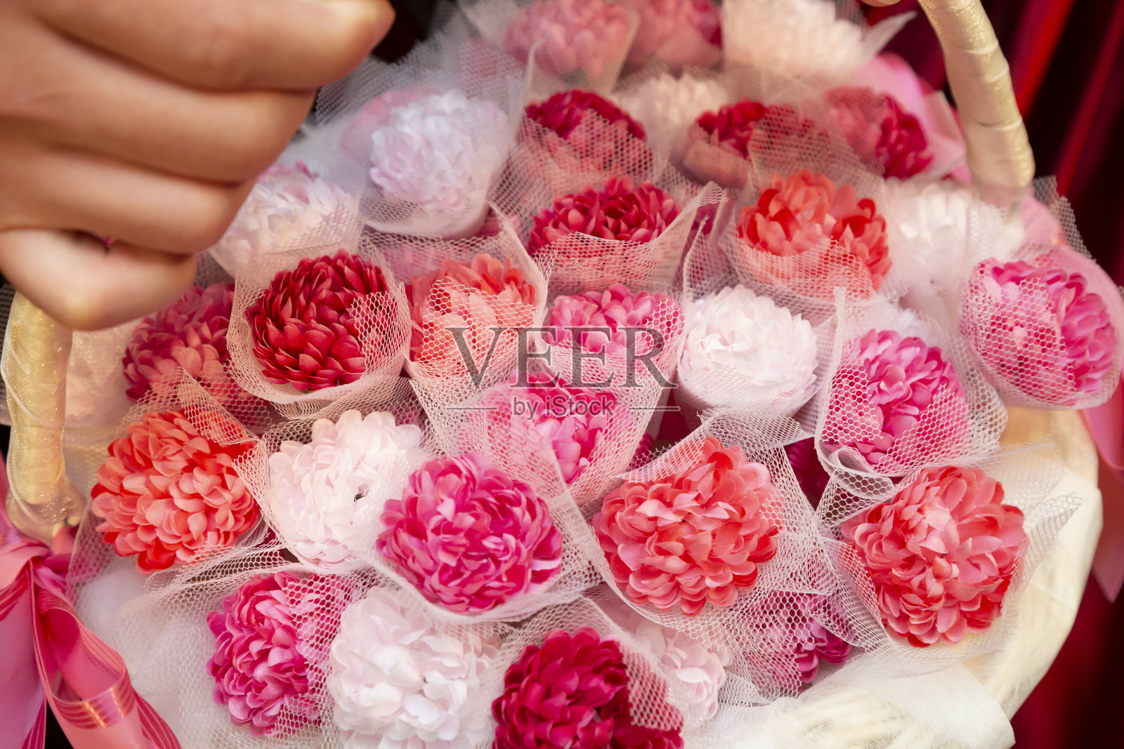 把小鲜花送给小礼物照片摄影图片