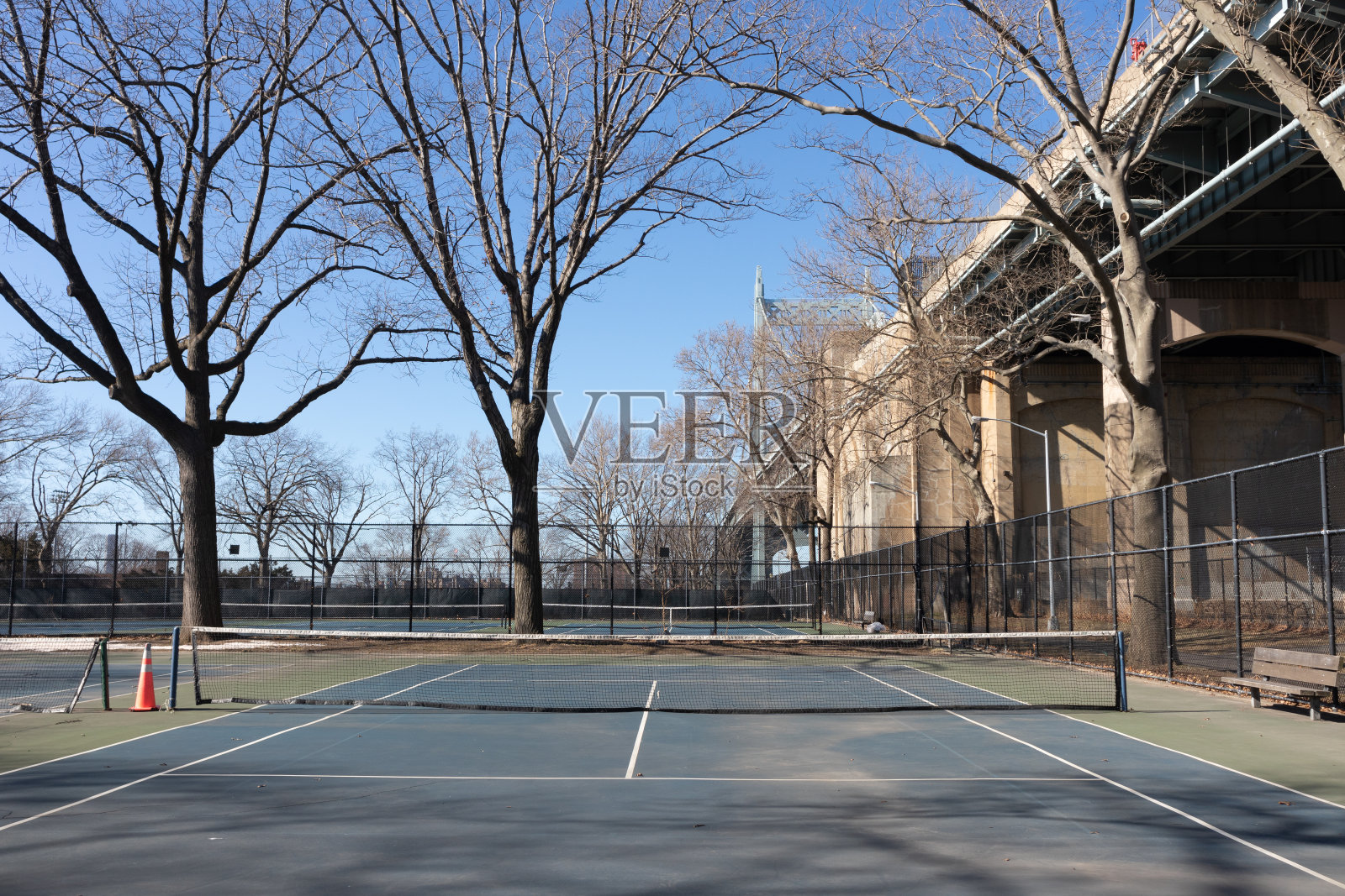 纽约阿斯托里亚皇后区阿斯托里亚公园的空网球场，旁边是三区大桥照片摄影图片