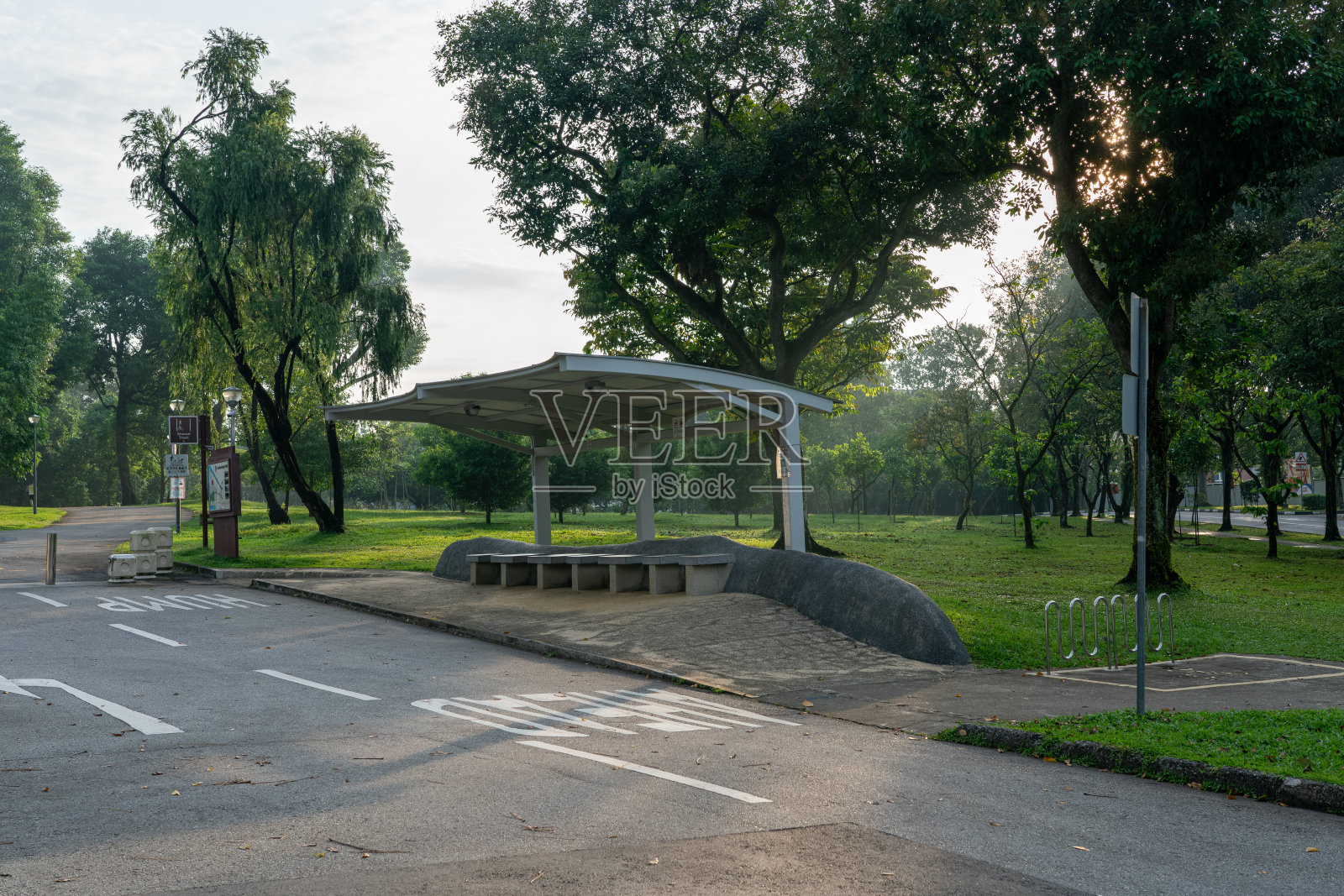 新加坡森霸王国家公园巴士站的清晨景象。照片摄影图片