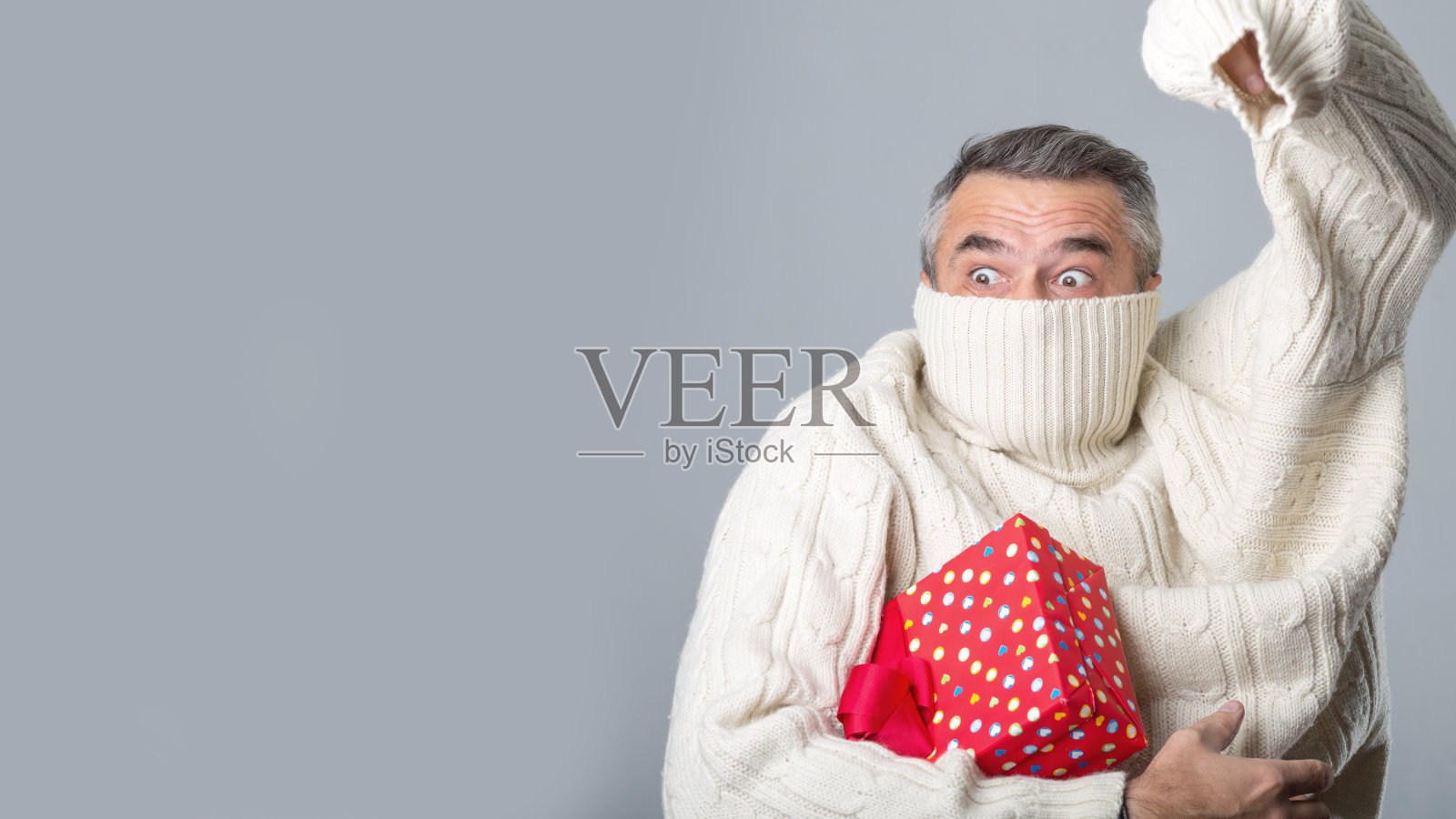 照片中的男子与一个礼盒包装与丝带照片摄影图片