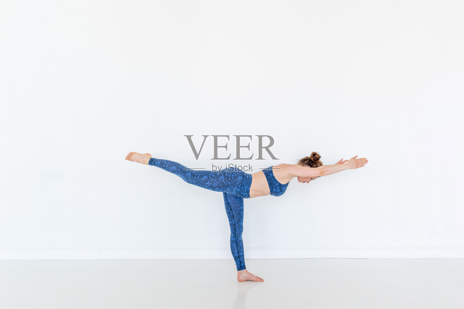 年轻的瑜伽美女练习瑜伽概念。练习鸟狗姿势。体育和健康。本空间照片摄影图片