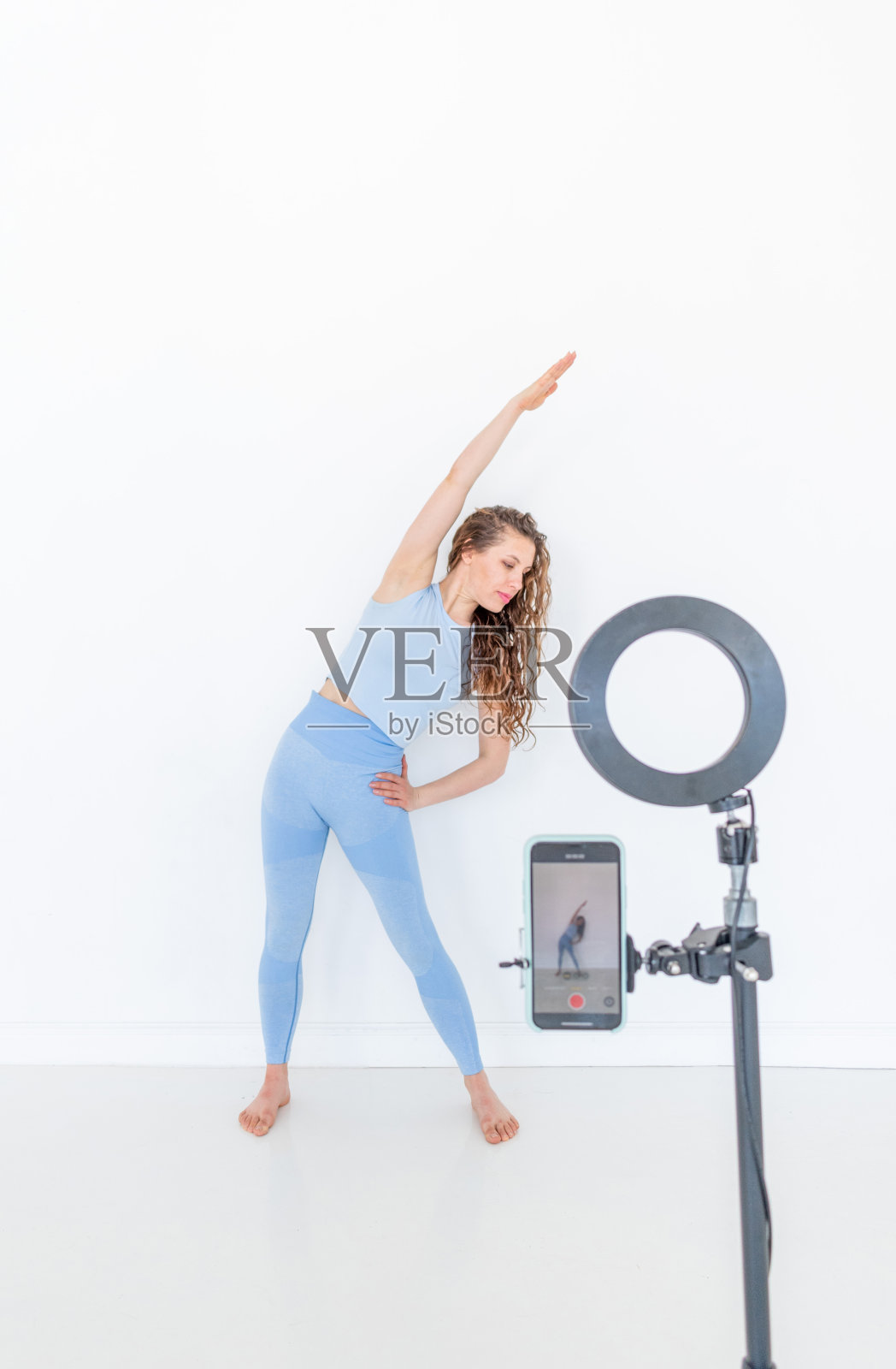 一名年轻的多元化女子正在用手机录制舞蹈教学视频。本空间照片摄影图片