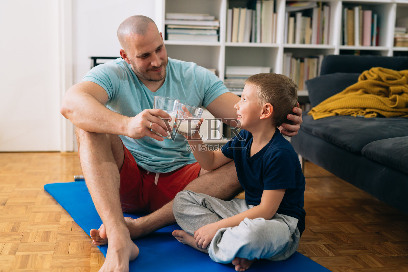父亲和儿子在家里照片摄影图片