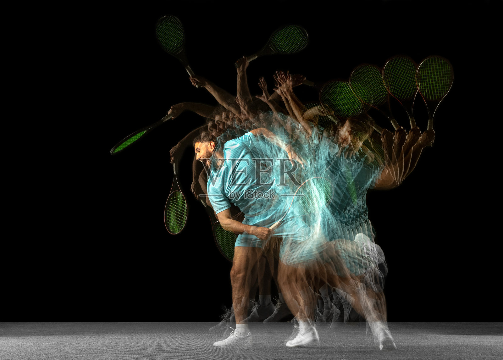 年轻的白人男子，职业网球运动员被隔离在混合霓虹灯的黑色背景下。频闪照片摄影图片