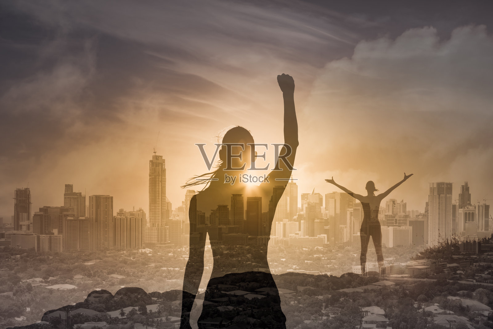 坚强成功的女人在山中屈臂感觉鼓舞，动力十足。照片摄影图片