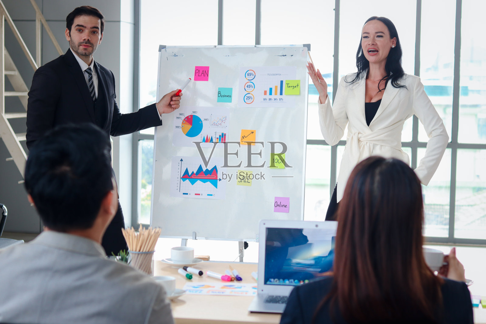 成就成功的女商人和商人分享经验，在会议上做演讲，商务人士在办公室讨论项目工作。照片摄影图片