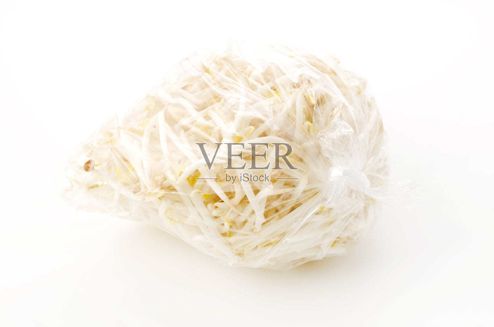 新鲜豆芽在白色背景的塑料袋照片摄影图片