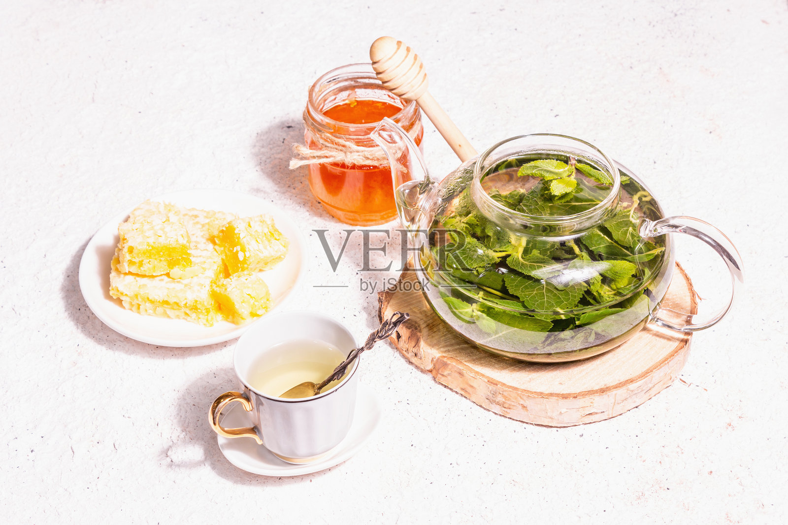 喝茶时间概念。芳香的薄荷茶，成熟的草莓，甜甜的蜂蜜照片摄影图片
