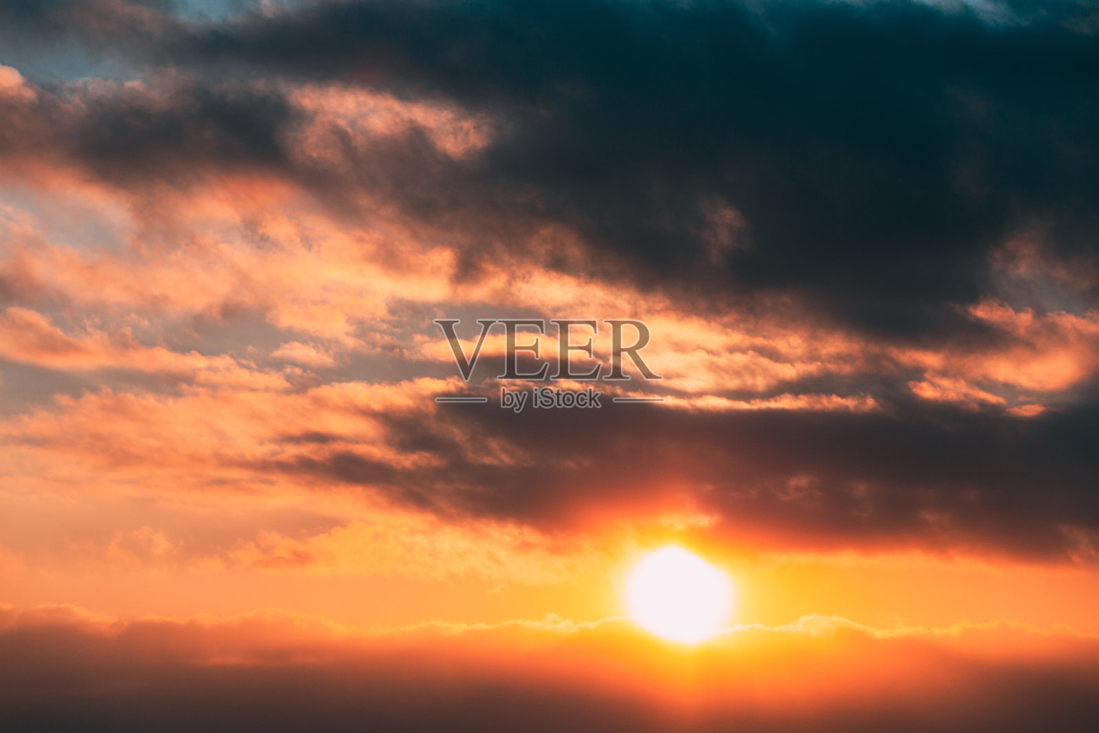 日落多云的天空和蓬松的云。日落天空自然背景。阳光，阳光，光线，戏剧性的天空。夕阳在黄色，橙色，粉红色的颜色照片摄影图片