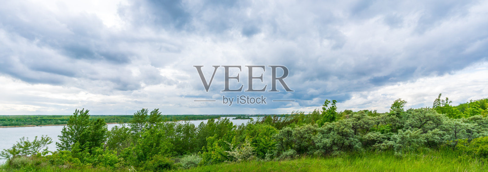 马克伯格湖上的乌云照片摄影图片