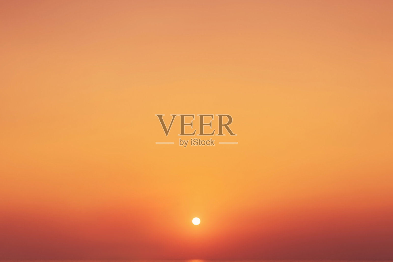 热带海滩与平滑的波浪和日落天空抽象背景。照片摄影图片