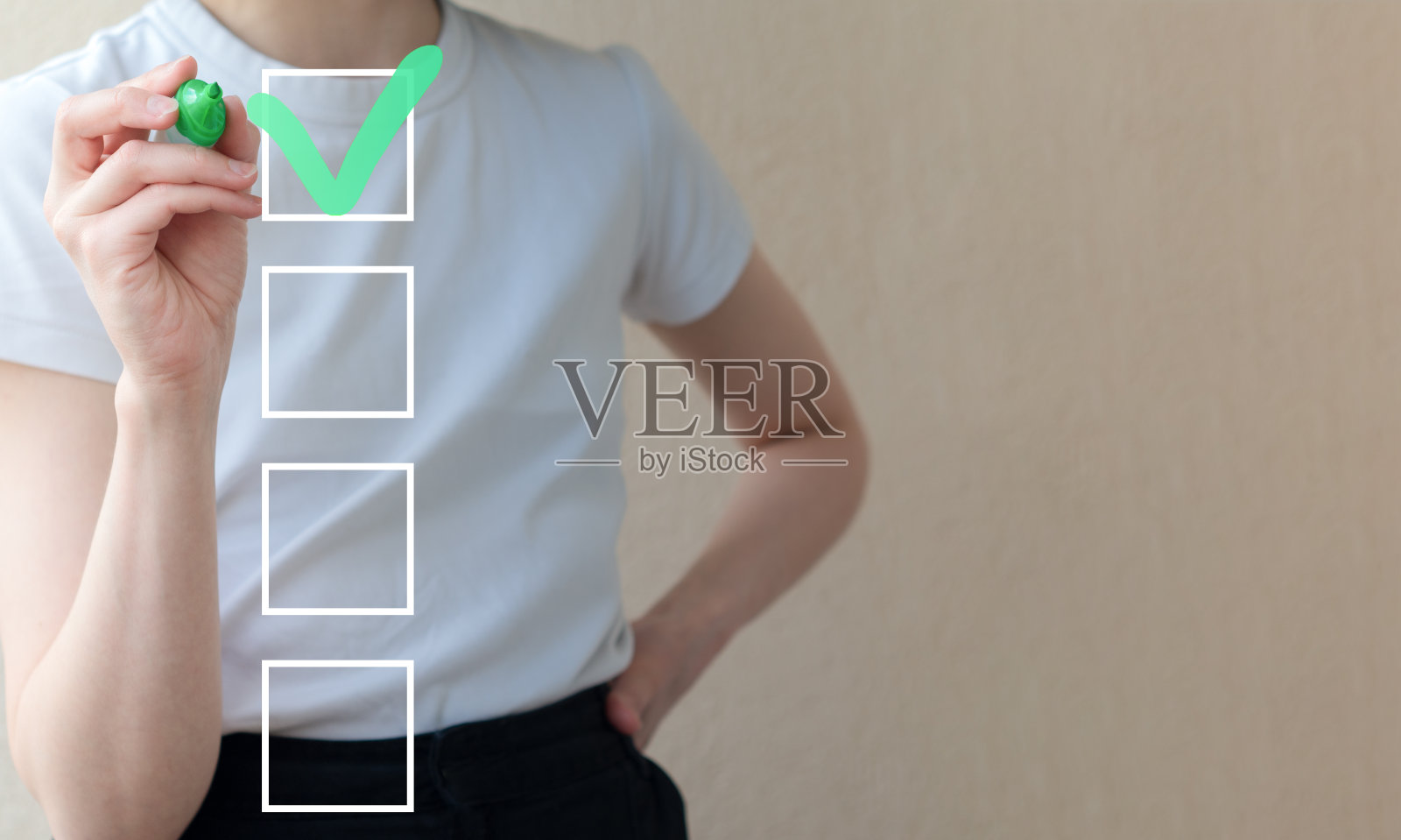 清单概念，年轻的女商人检查清单框。照片摄影图片