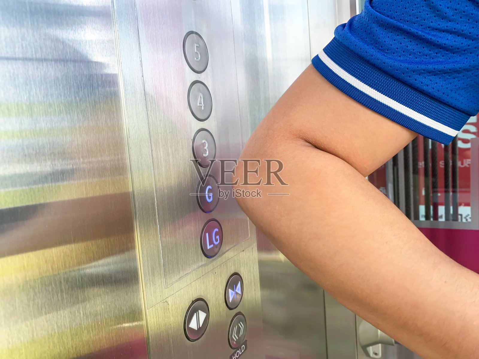 电梯用肘压电梯，防止感染冠状病毒。新型冠状病毒肺炎照片摄影图片