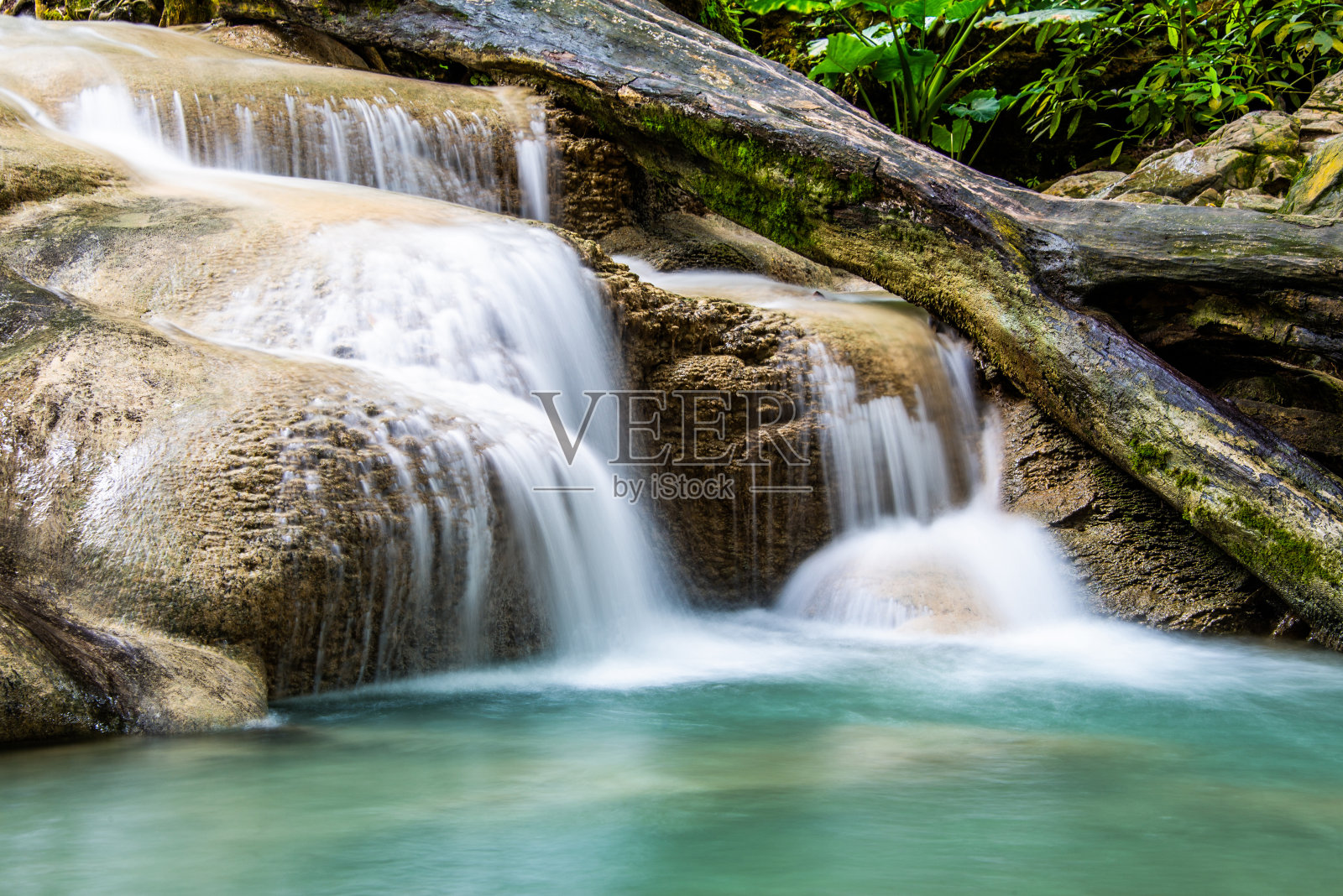 四面湾国家公园的春天瀑布，碧绿的水彩照片摄影图片