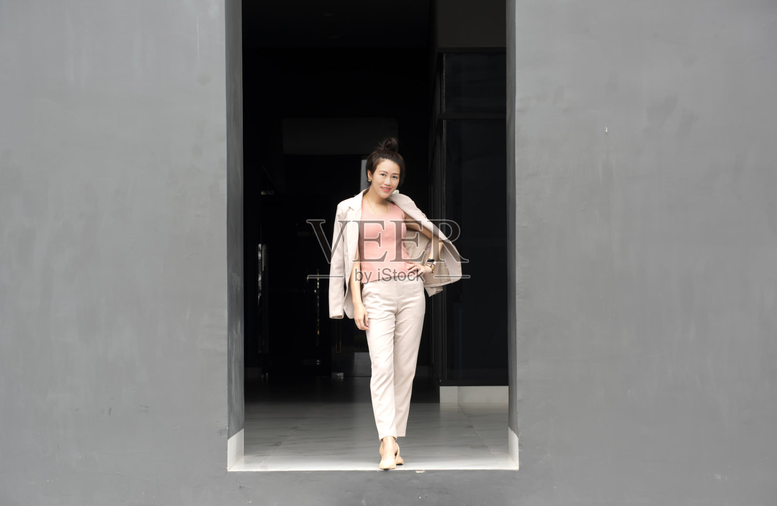 快乐微笑的女商务经理在办公空间照片摄影图片