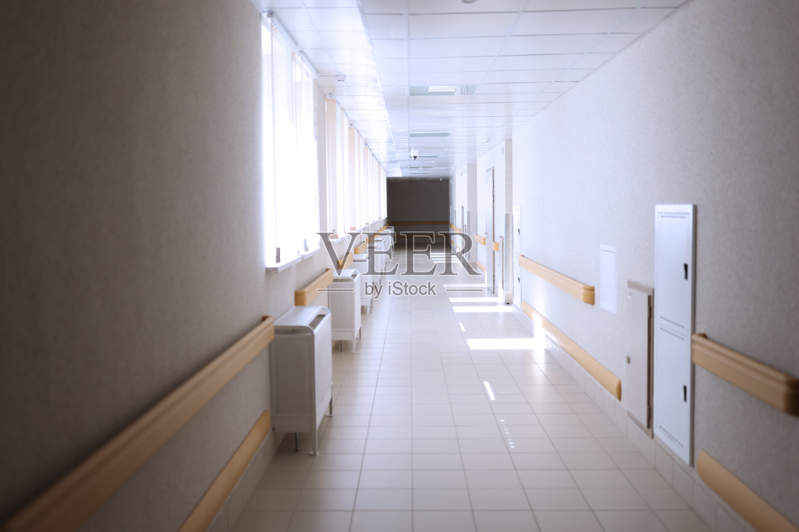 医疗设施中光线空旷的宽敞走廊照片摄影图片