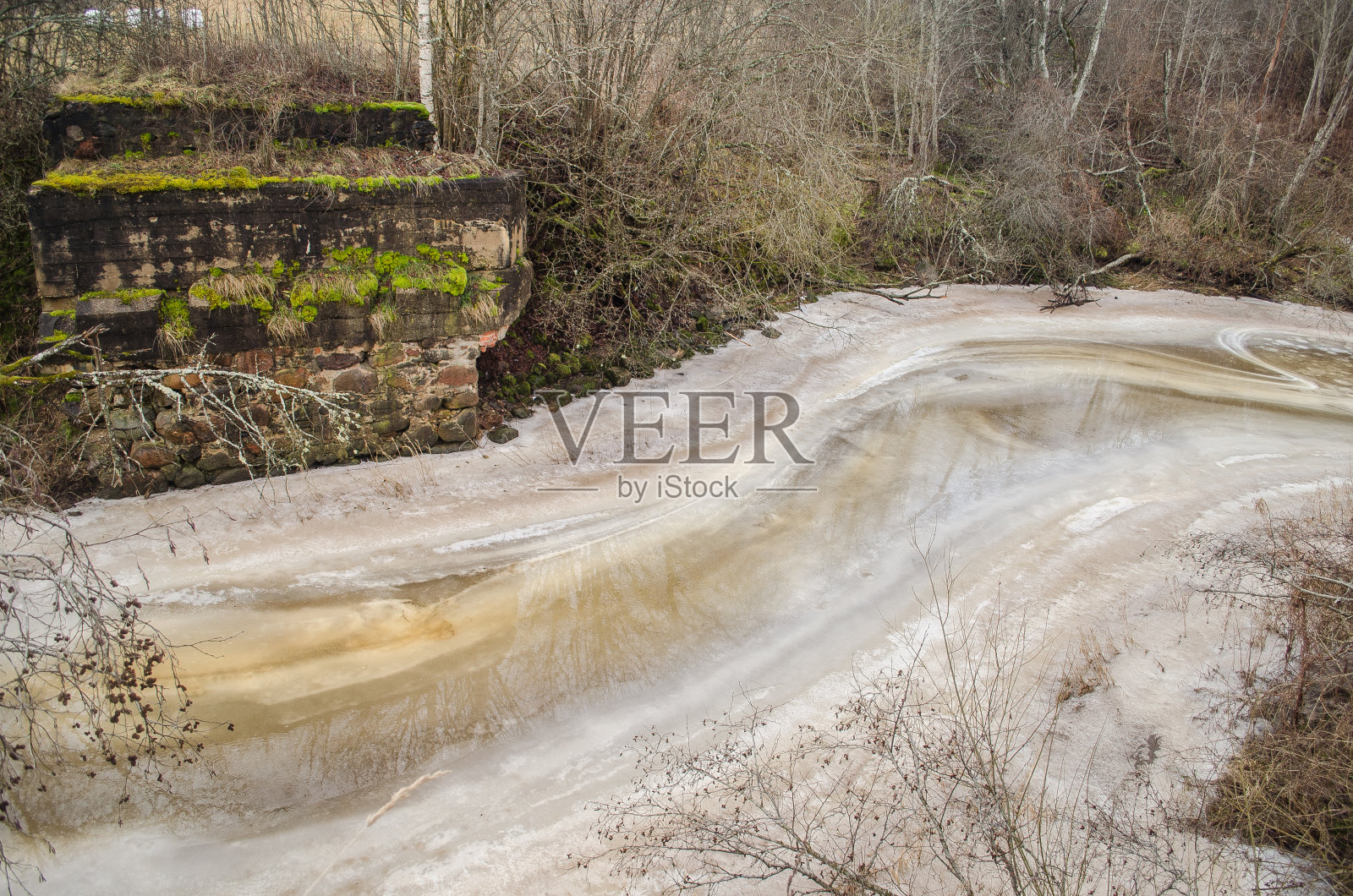 冰冻的河流和桥梁废墟照片摄影图片