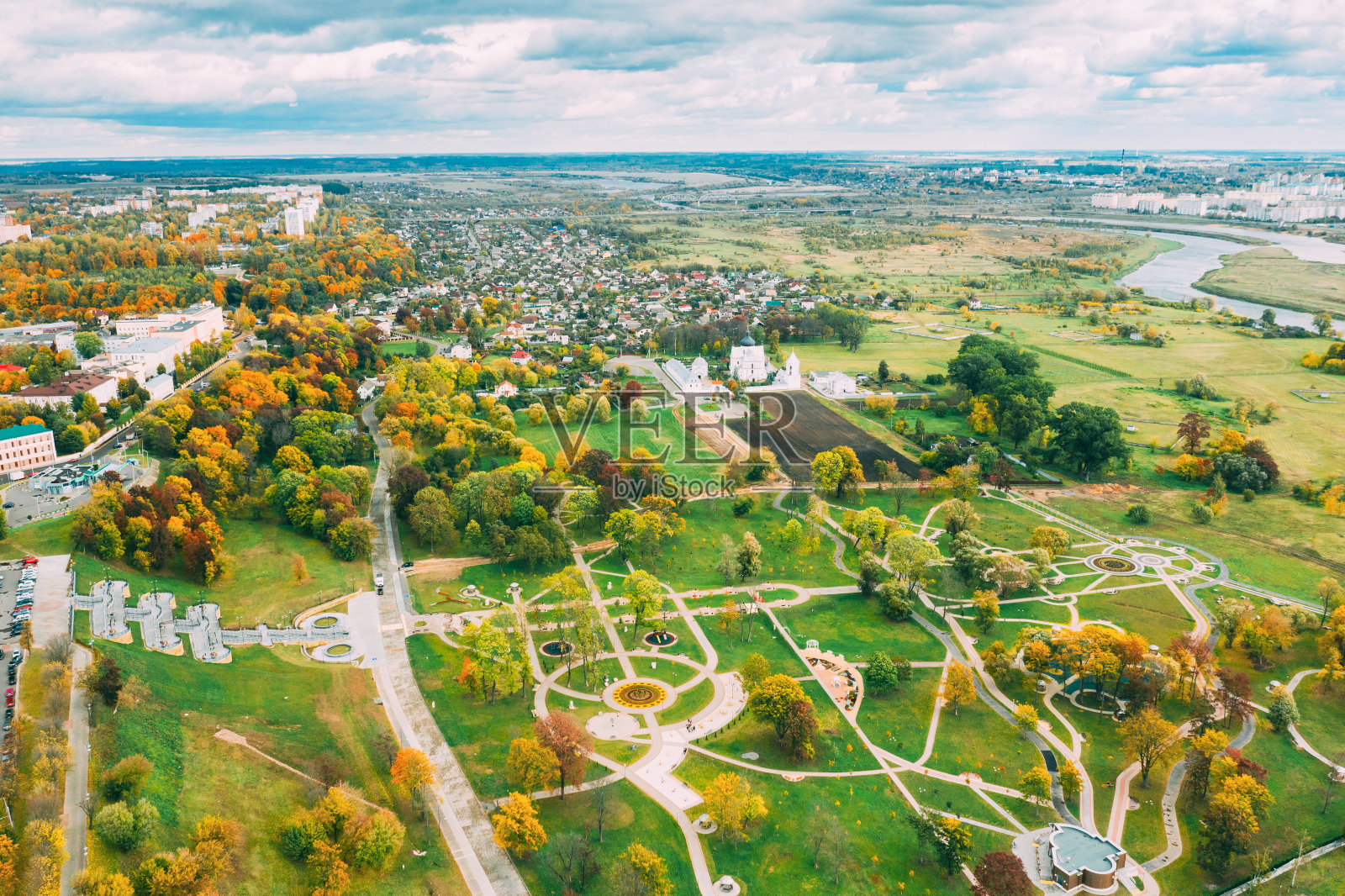 Mahiliou,白俄罗斯。莫吉列夫城市景观与著名的地标圣尼古拉斯修道院。鸟瞰图的天际线在秋日。鸟瞰照片摄影图片