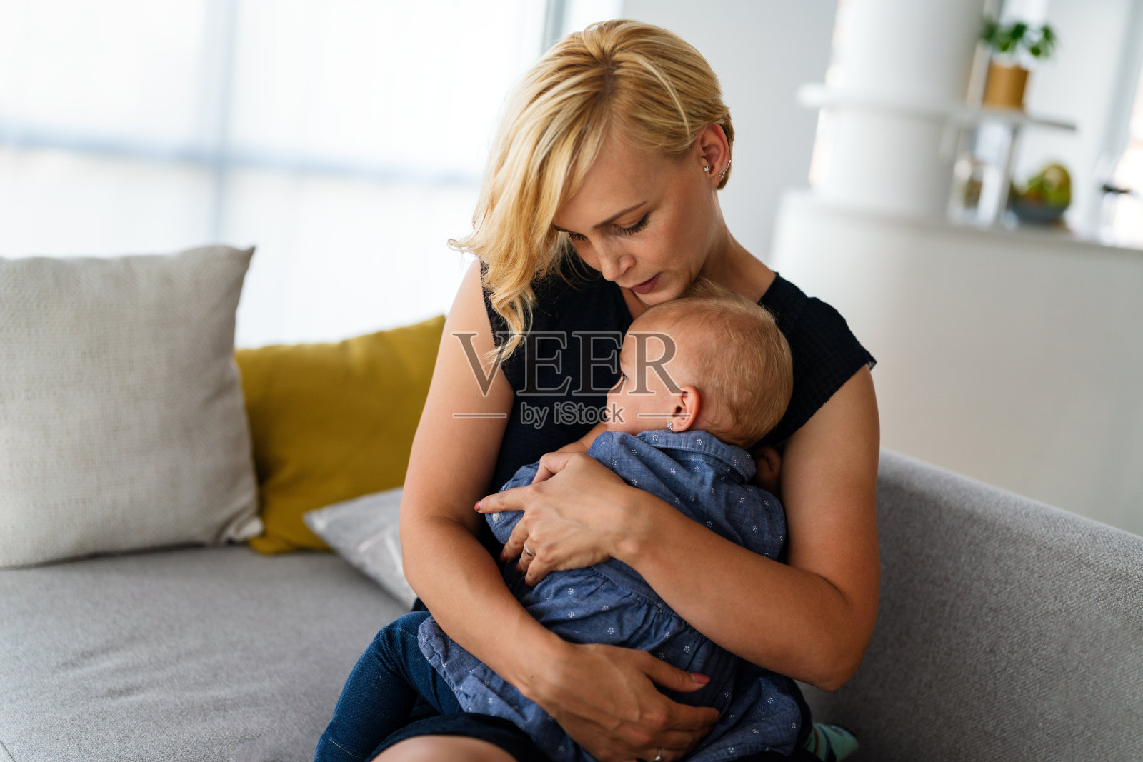 年轻的母亲和她的小女儿在家里玩照片摄影图片