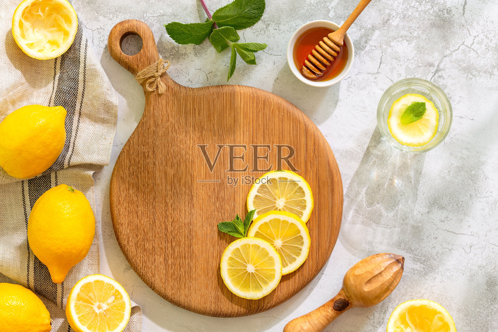 清爽的自制夏日柠檬水。解毒水果浸泡水照片摄影图片