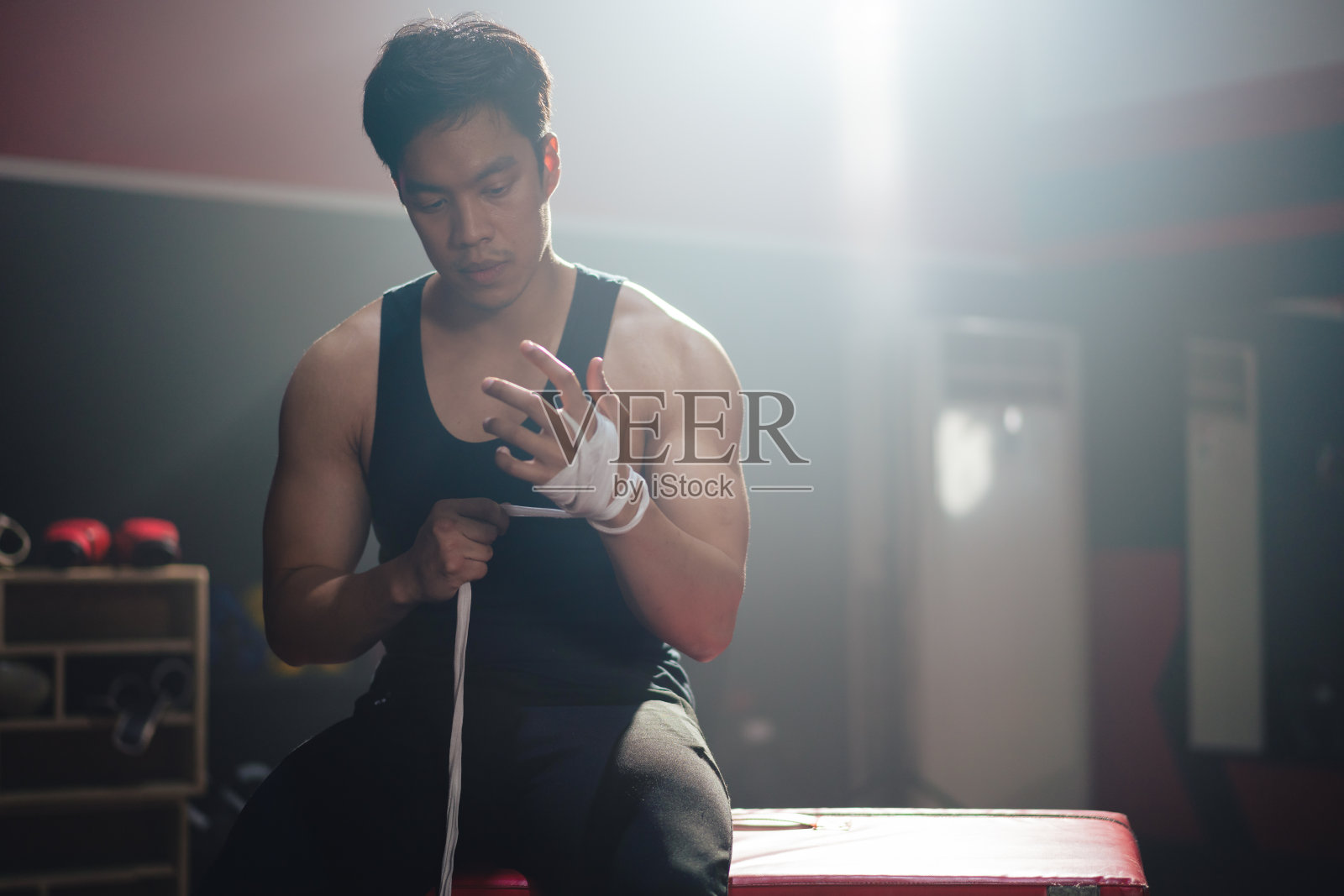 亚洲男性拳击手在训练拳击或泰拳前紧握双手照片摄影图片