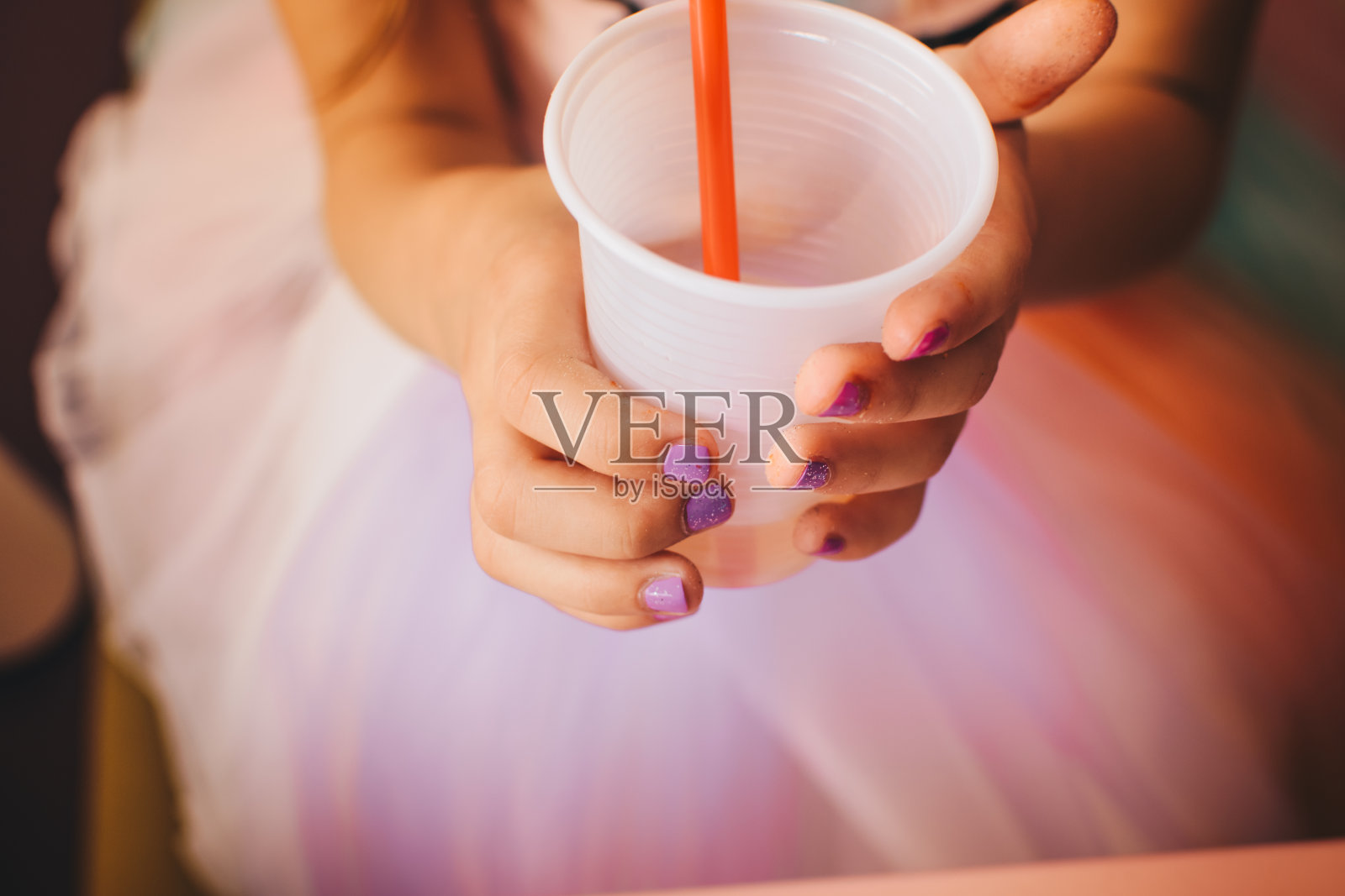 女孩拿着一个杯子库存照片照片摄影图片