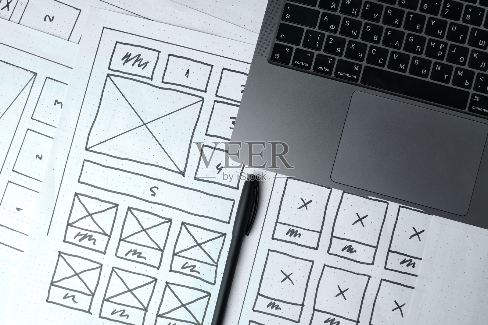 UX网站设计线框。草图，原型，框架，布局未来设计项目。UI和UX用户界面，用户体验设计师。创意概念网页设计工作室。网站开发照片摄影图片