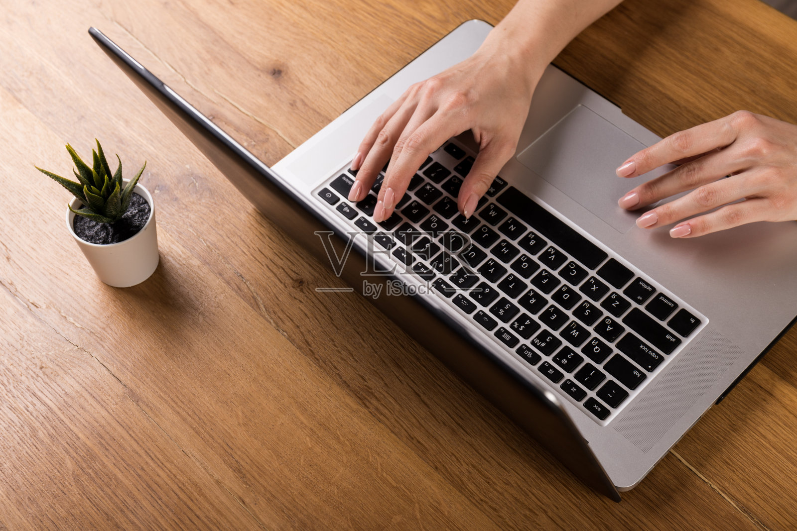 手的特写镜头。用电脑工作，笔记本电脑。办公室的背景。在线工作。打字照片摄影图片