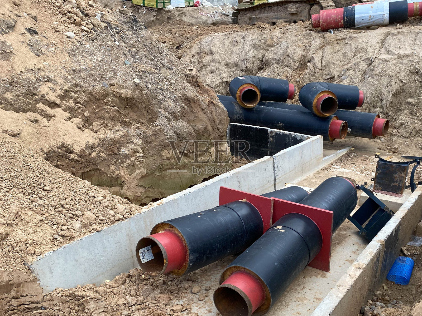 大型工业现代新型大直径聚乙烯塑料水管在建筑工地地下坑中，用于水管维修照片摄影图片