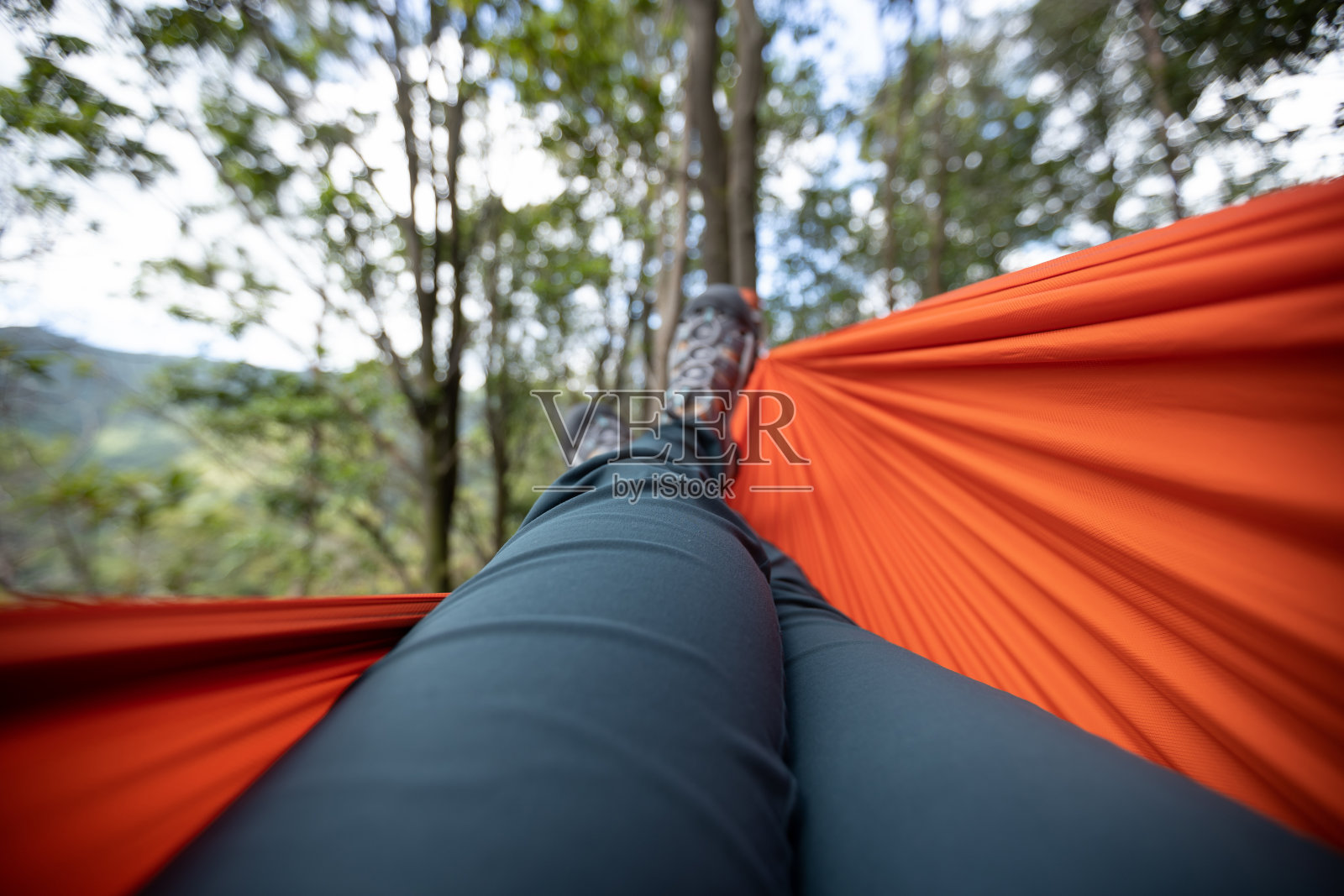 在热带森林的吊床上放松照片摄影图片