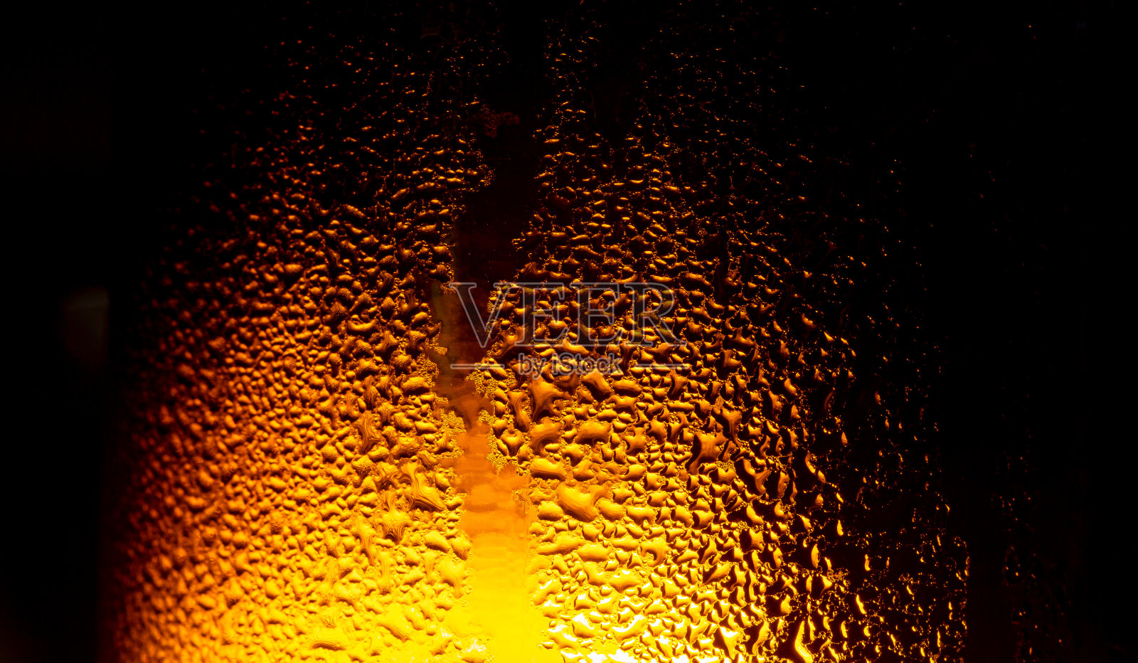 几个冷凝的啤酒瓶照片摄影图片