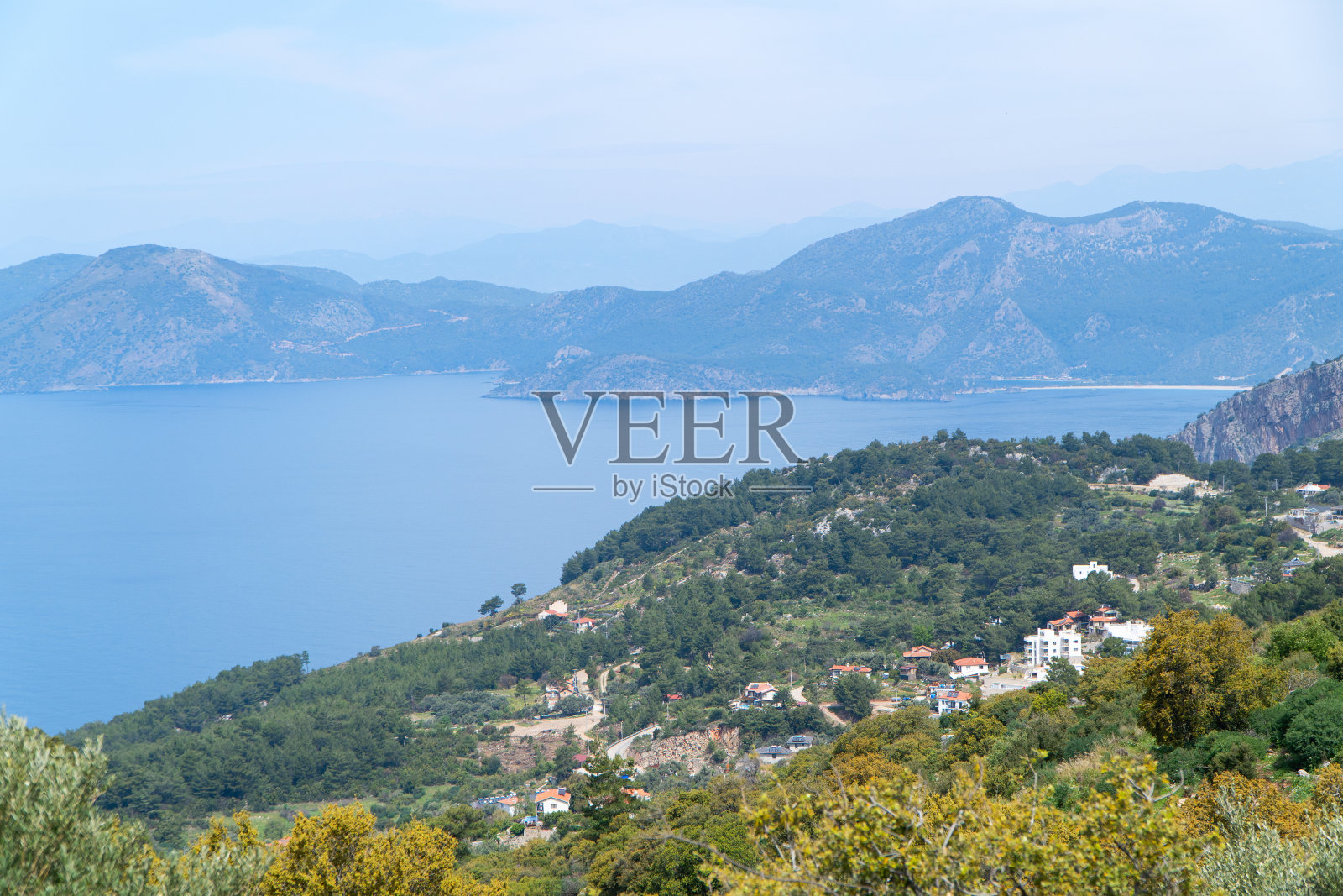 从山顶俯瞰海景。落基山脉和岛屿照片摄影图片