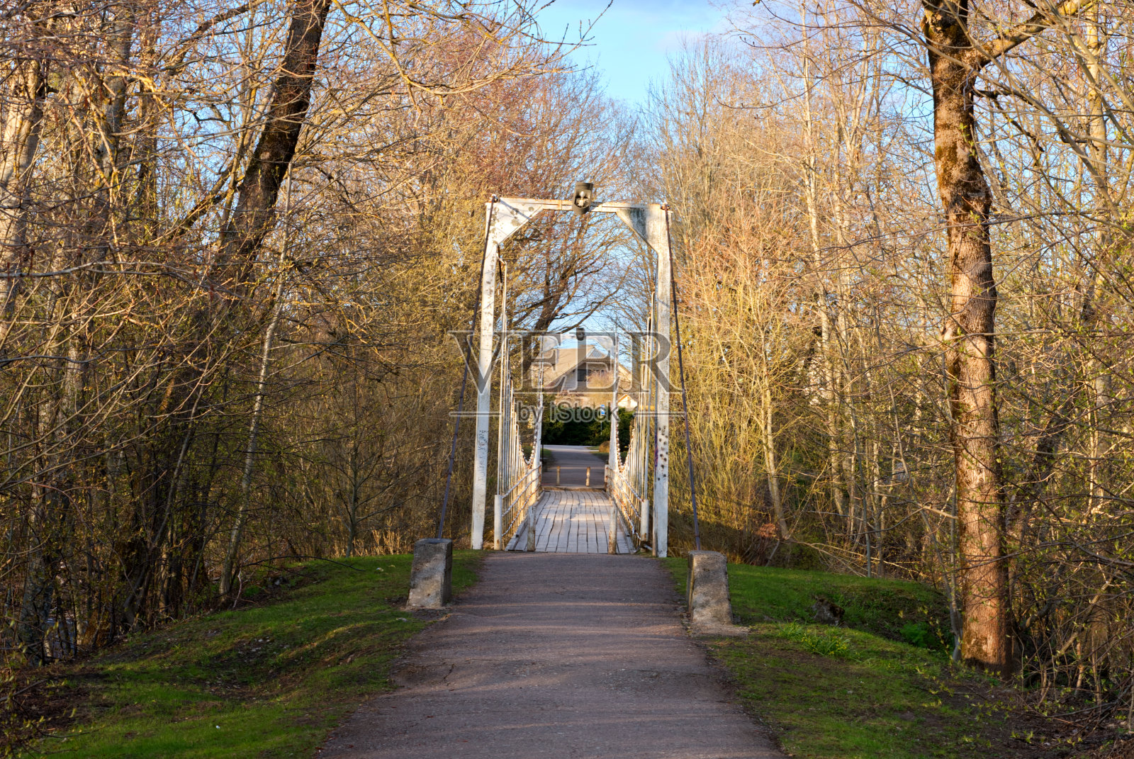 爱沙尼亚一条小河上的古老的悬空人行桥照片摄影图片