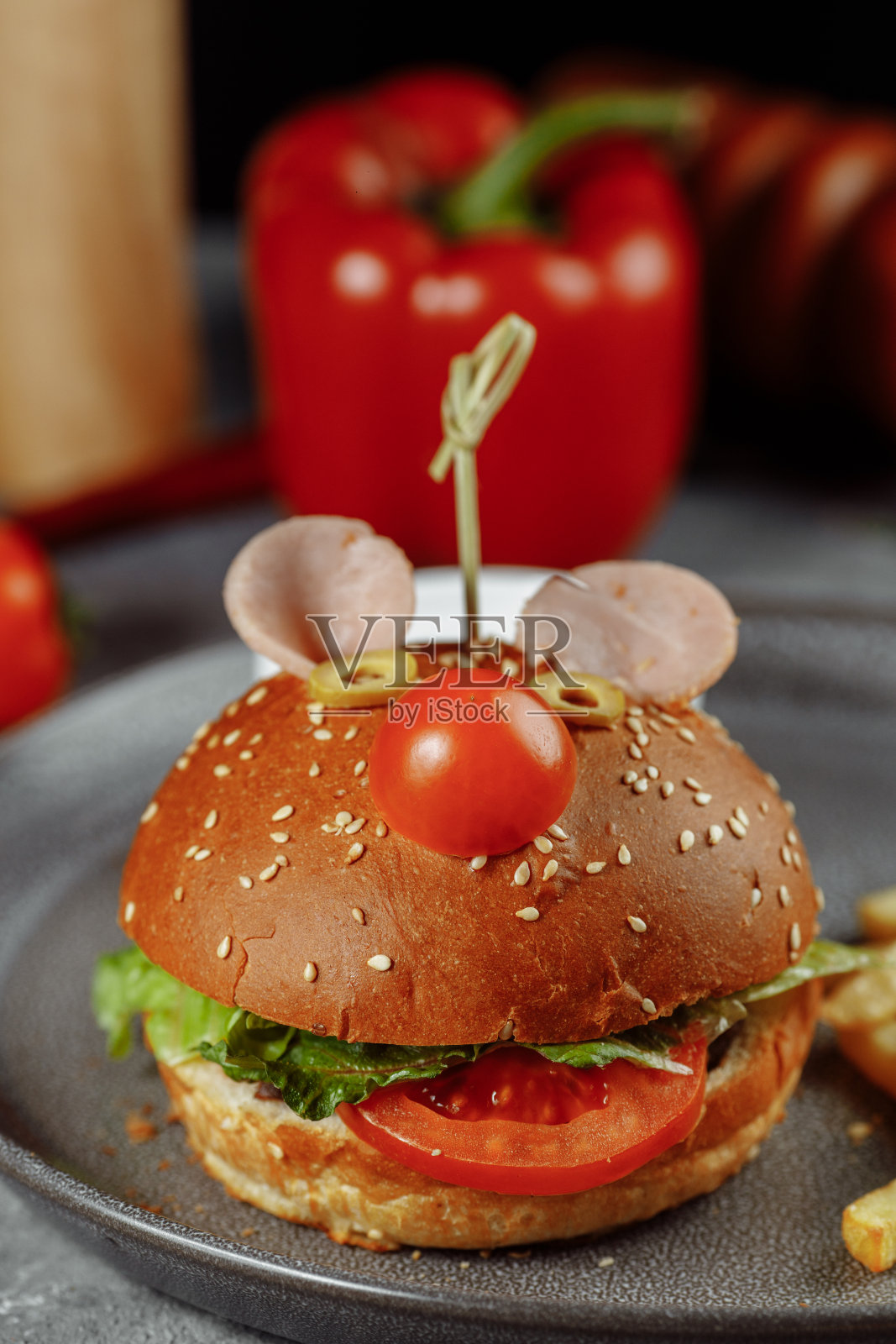 老鼠形状的儿童汉堡。儿童菜单上的汉堡配薯条和酱汁照片摄影图片